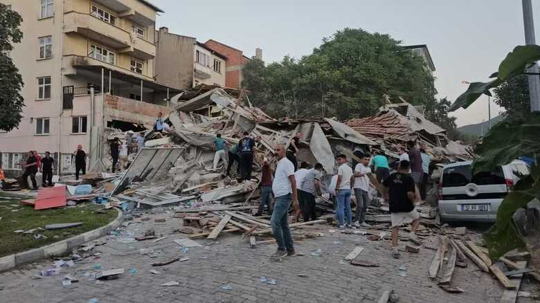 Prédio na região de Balikesir caiu após terremoto no oeste da Turquia