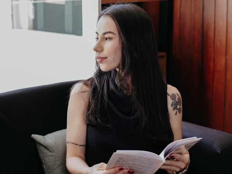 Karol Duarte, autora dos livros Antes da Rosa e Movidos pelo Amor