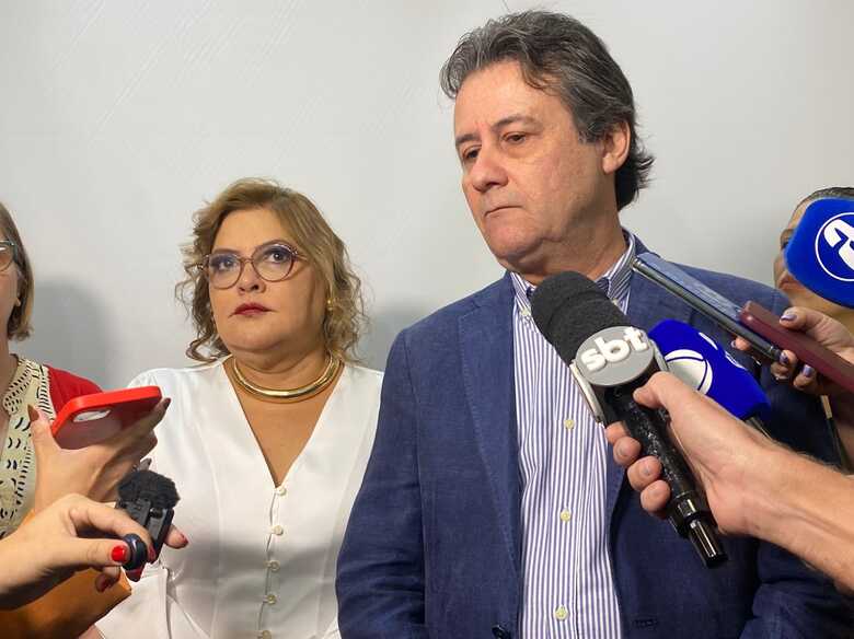 Secretário Maurício Simões e adjunta, Crhsitinne Maymone