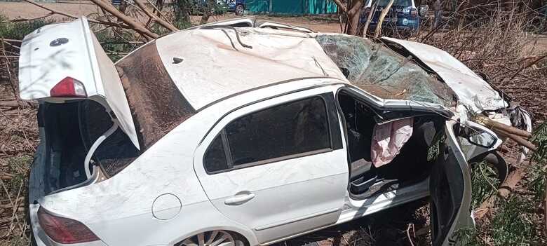 Carro ficou bastante danificado