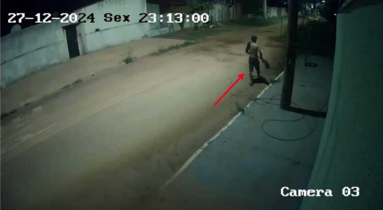 Após o crime a pá foi descartada em terreno baldio - 