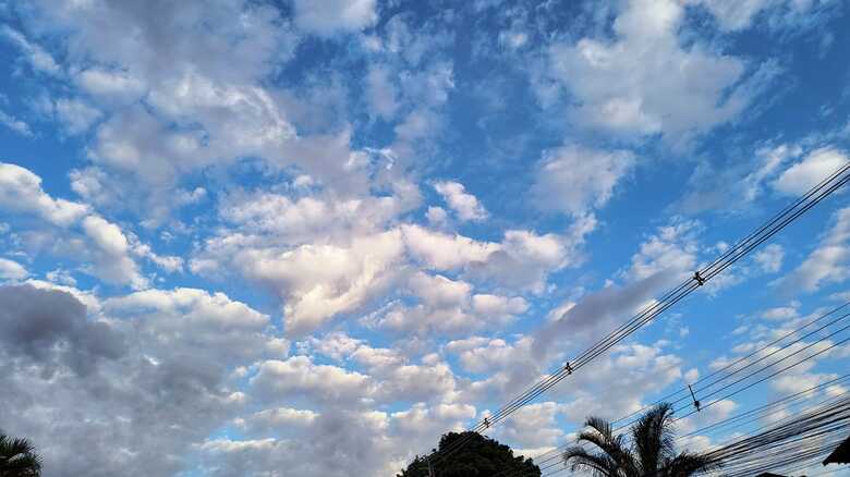 Céu de Campo Grande com algumas nuvens