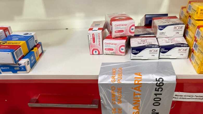 Várias caixas de medicamentos foram apreendidas