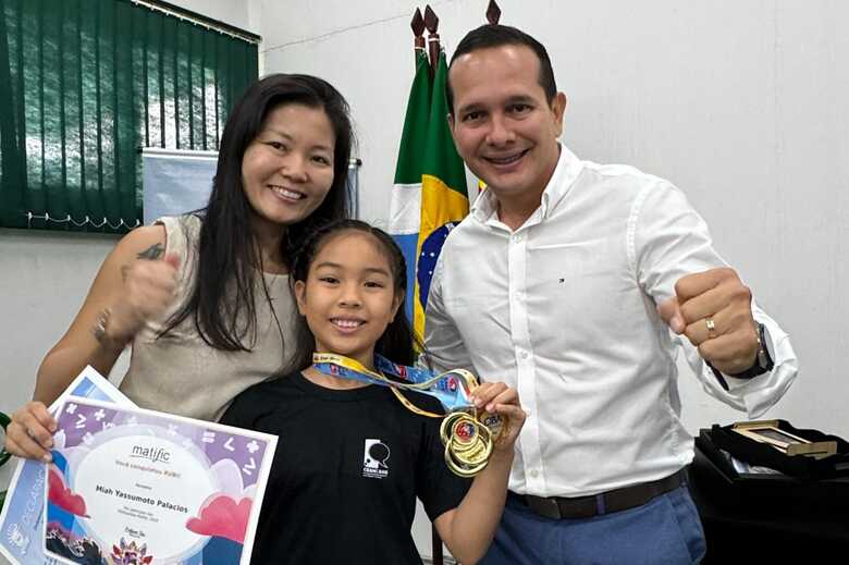 Miah, a criança superdotada, ao lado dos pais Millena e Moisés