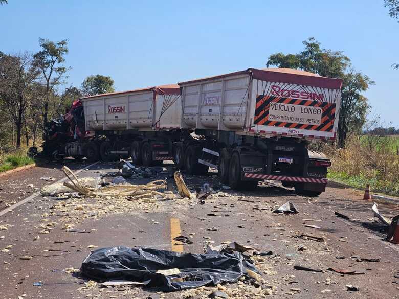 Carreta ficou bastante destruída no acidente