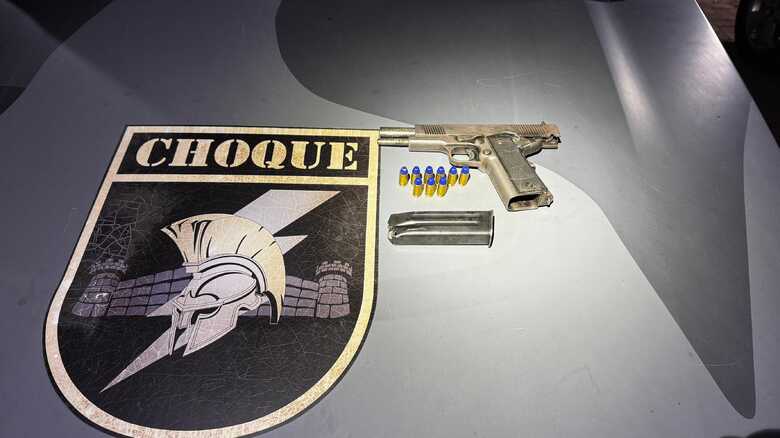 Arma usada no crime e apreendida pelos policiais