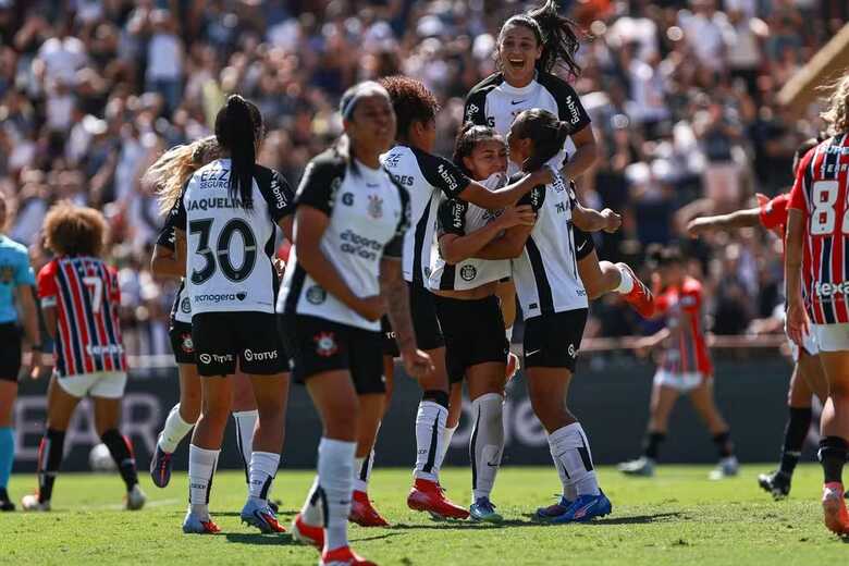 Corinthians comemora gol contra S&atilde;o Paulo na volta da semifinal do Brasileiro Feminino