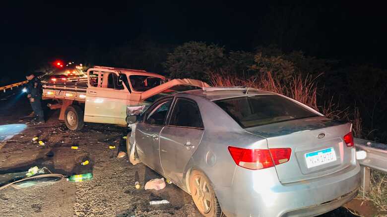 Colisão frontal deixou os dois veículos destruídos