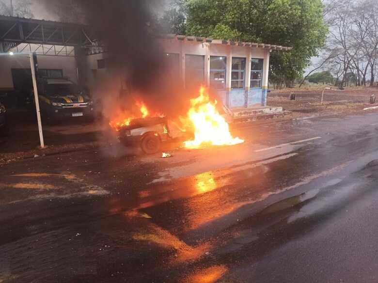 Veículo ficou destruído após o incêndio