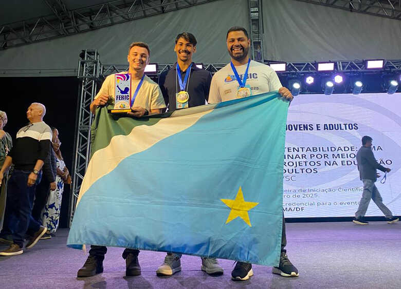O trabalho foi desenvolvido por João Vitor e Matheus Henrique, sob orientação do professor Renan Fernandes