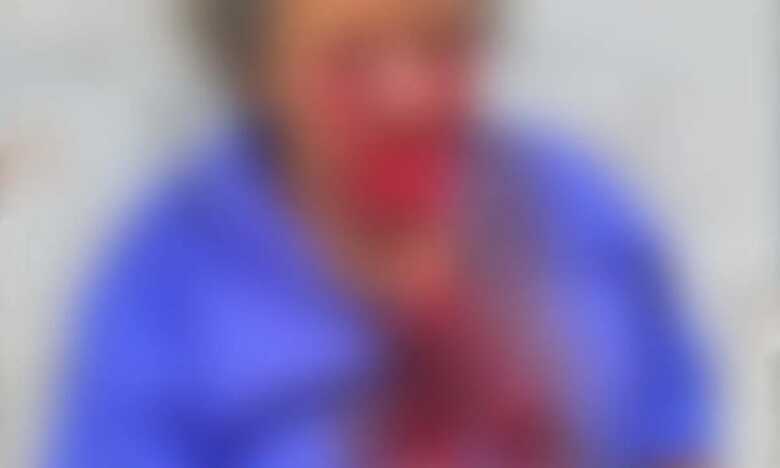 Vítima perdeu muito sangue após o ataque. A imagem foi borrada devido à gravidade do ferimento