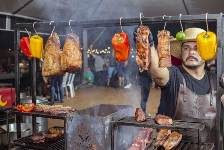 Com mais de 30 estações gastronômicas, o festival é uma verdadeira celebração das carnes 