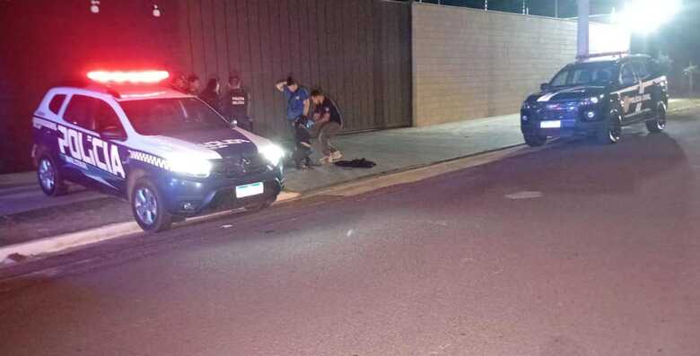 A vítima faleceu na calçada 