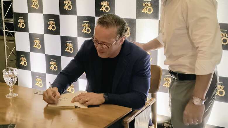 Roberto Cunha em noite de lançamento 