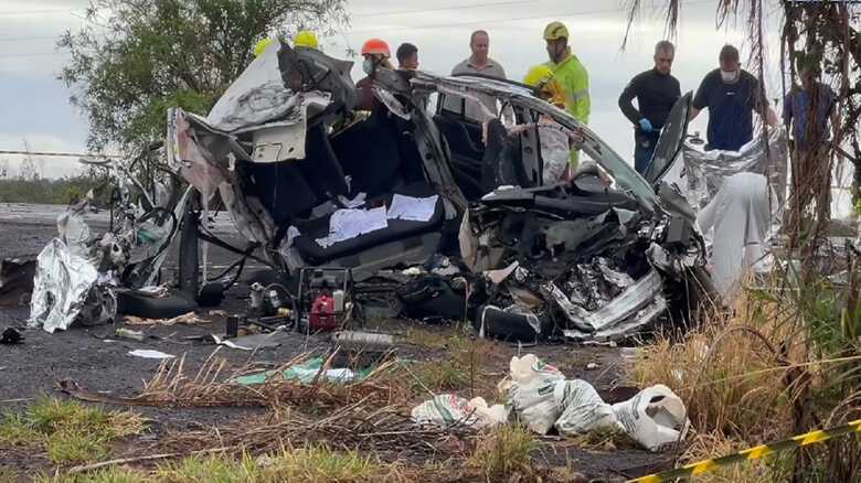 Carro ficou totalmente destruído no acidente