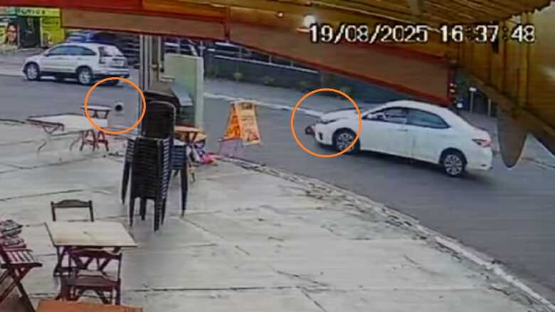 Capacete da vítima foi jogado para longe após a colisão com o carro