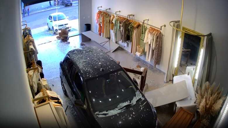 Carro invadiu a loja após um acidente