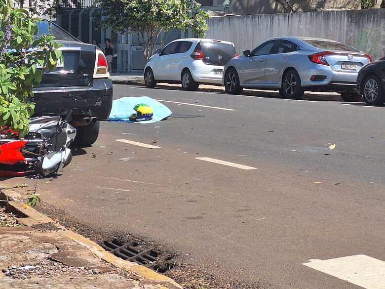 Motociclista ainda bateu na traseira de um veículo estacionado