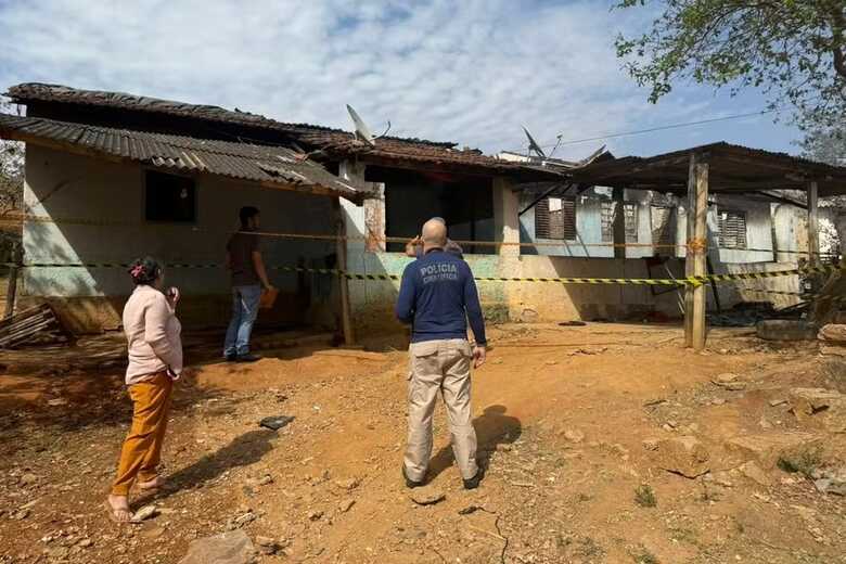 Policiais civis da delegacia de Pedreira estiveram no local para iniciar as investigações