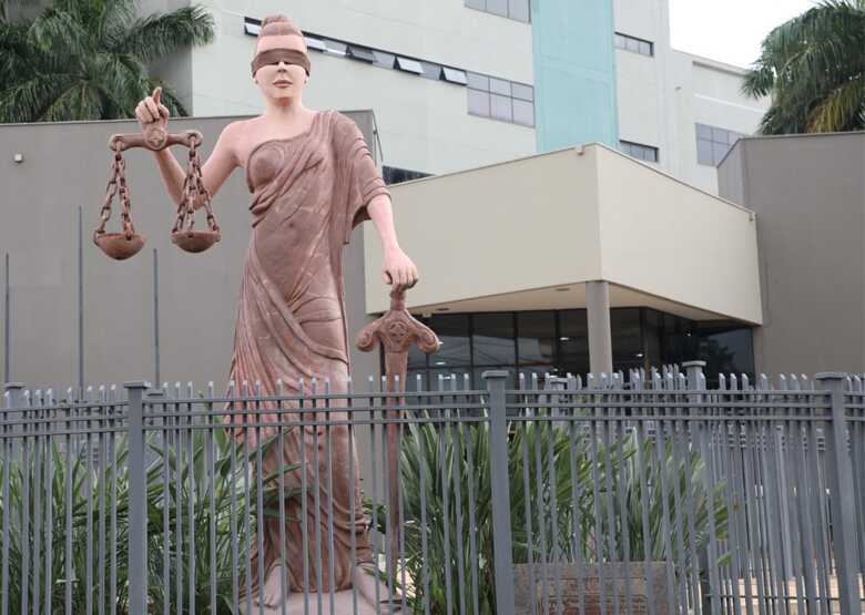 Deusa da Justiça, monumento no fórum de Campo Grande - 