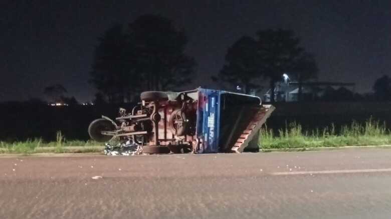 Moto-carga ficou em cima do piloto, que não resistiu aos ferimentos