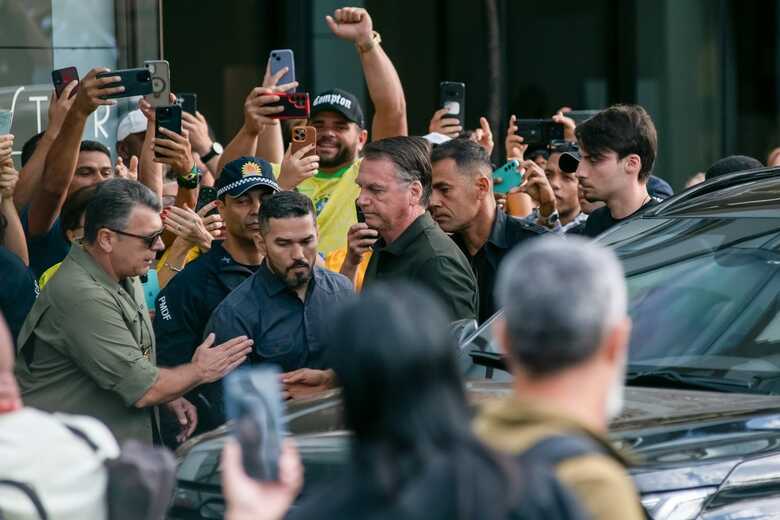 Apoiadores de Bolsonaro fazem ato em frente ao hospital - 