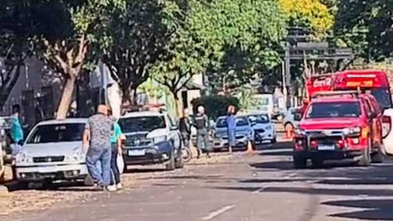 Policiais e bombeiros atendem a ocorrência