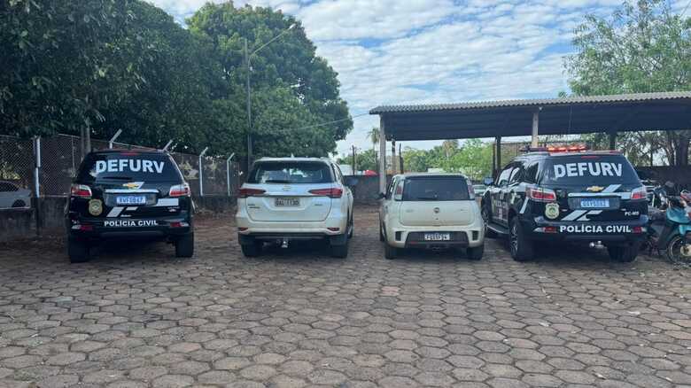 Caminhonete furtada e Fiat Uno usado para dar suporte