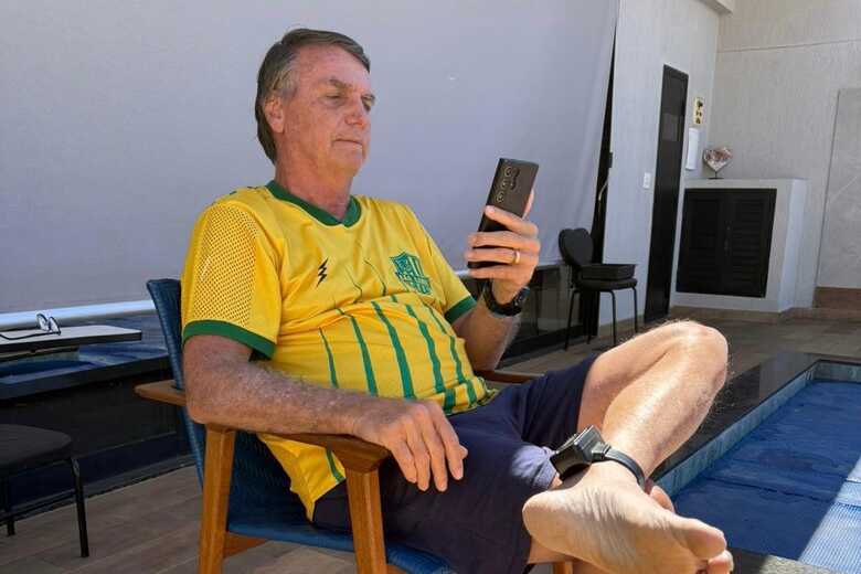 Bolsonaro exibe tornozeleira - 