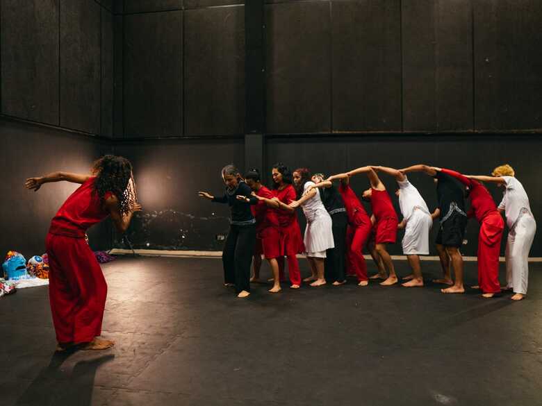 O Renda que Roda é um grupo de pesquisa vinculado à UEMS que investiga e recria danças populares brasileiras