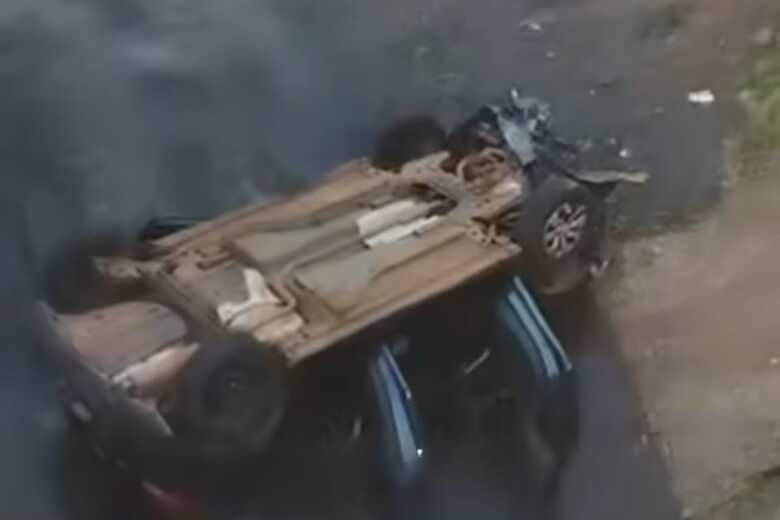 Ônix ficou capotado no acidente