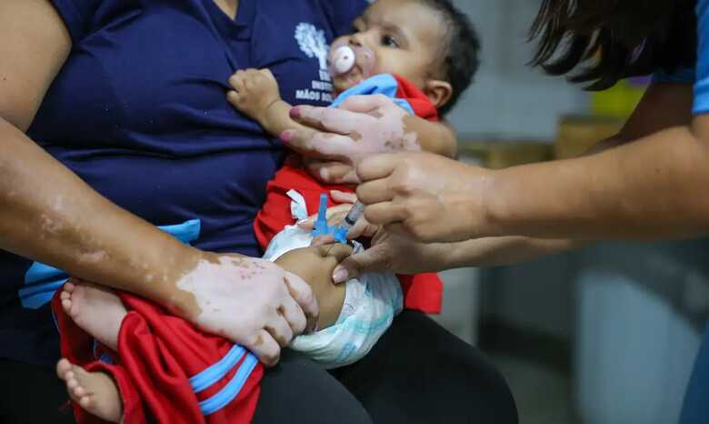 Criança tomando vacina