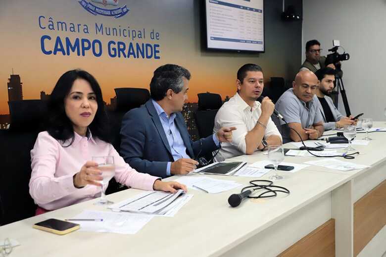 Secretária e comissão durante audiência