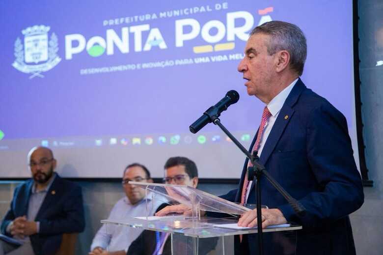 Paulo Corrêa discursando durante encontro