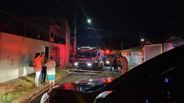 Uma faca com sangue foi achada no imóvel