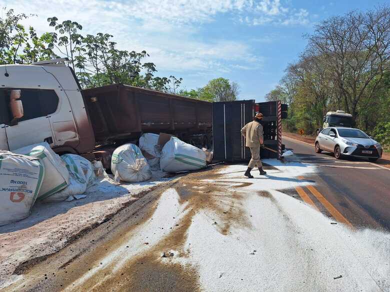 Carga ficou espalhada na pista