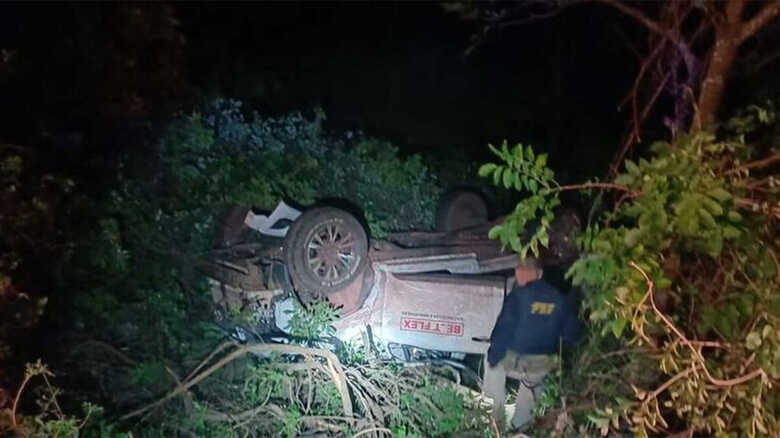 Caminhonete parou nas margens da rodovia
