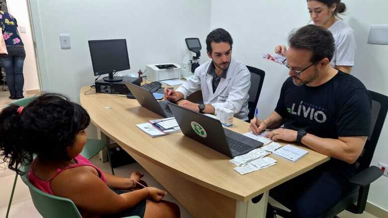 Criança recebe atendimento - 