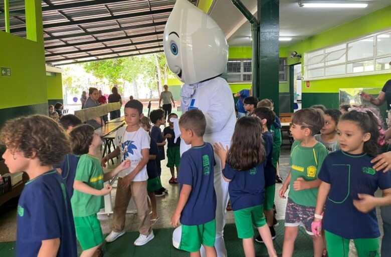 A estratégia segue o modelo de vacinação seletiva, respeitando o calendário nacional e a realidade de cada município