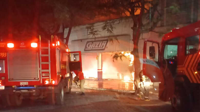 Loja foi tomada por incêndio na madrugada