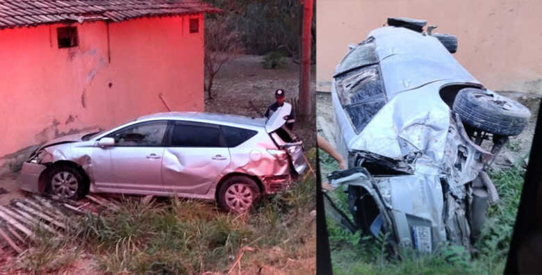 O carro tombou após o impacto e foi virado por populares, para que os ocupantes pudessem sair