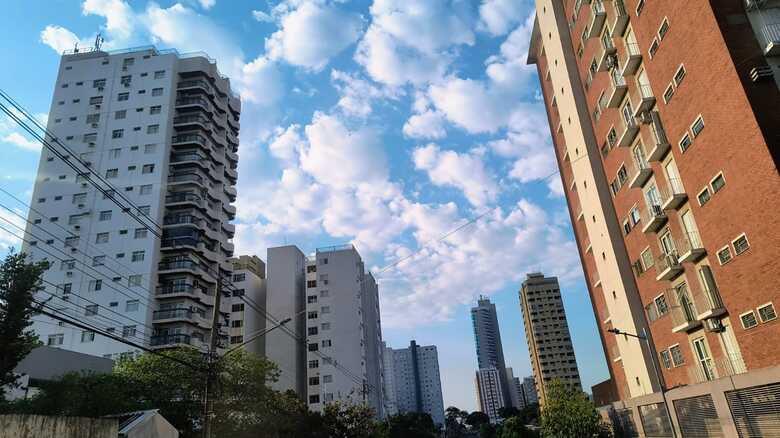 Céu amanheceu com algumas nuvens em Campo Grande