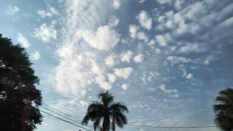 Céu com algumas nuvens, mas calor em Campo Grande