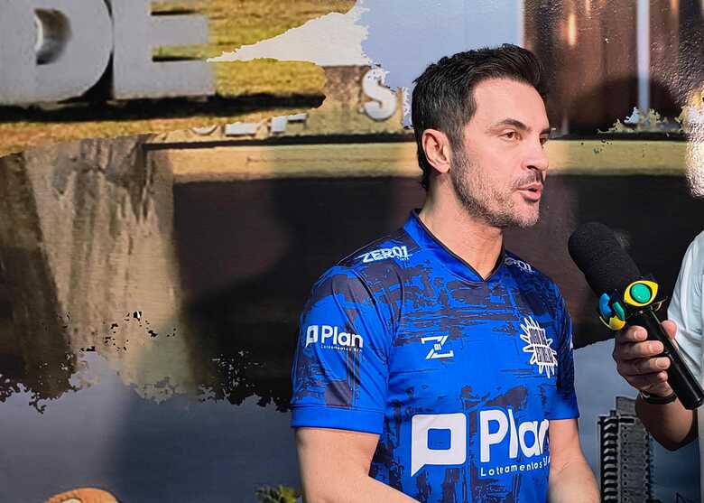 Falcão concedeu entrevista antes de entrar na quadra
