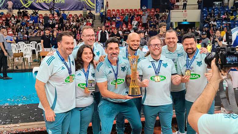 Filipe Ferraz e toda comissão técnica do Sada Cruzeiro