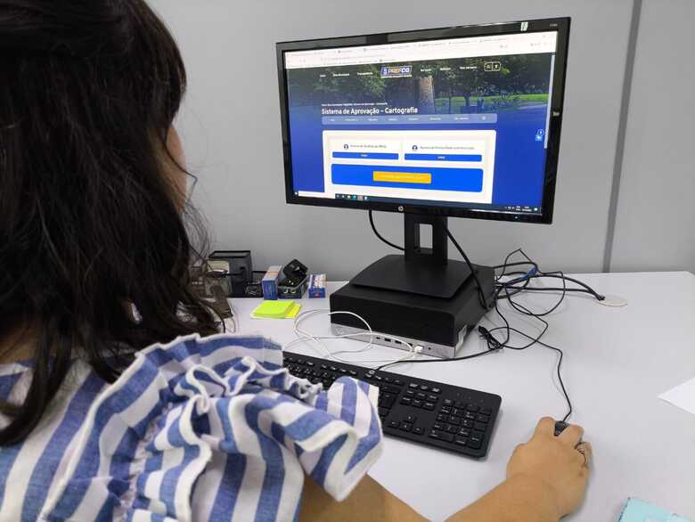 A digitalização elimina o uso de papel, reduz custos, evita deslocamentos e permite acompanhar o andamento em tempo real