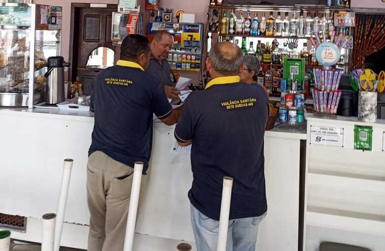 Equipe da Vigilância Sanitária em ação