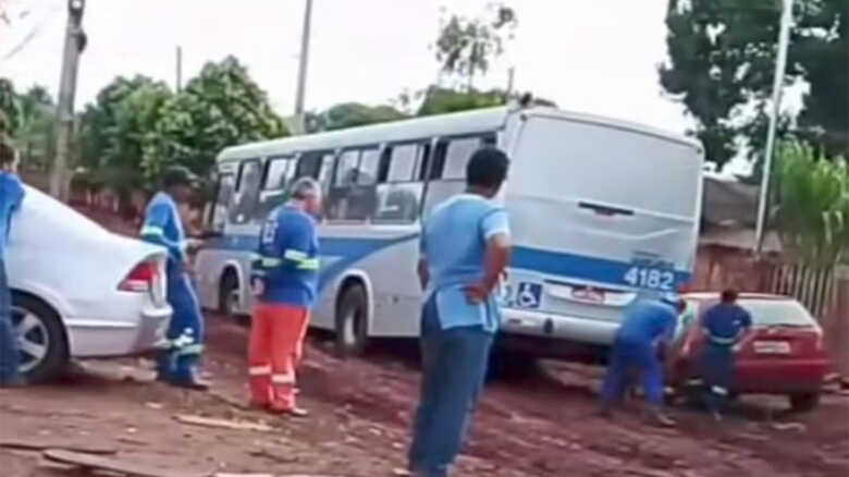 Ônibus ficou atolado