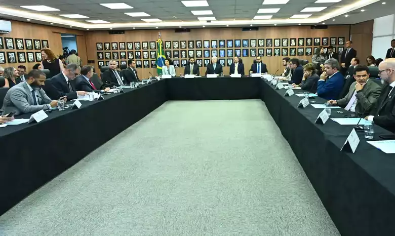 Na avaliação do ministro, o problema das bebidas contaminadas pode ser entendido também como uma "crise econômica"