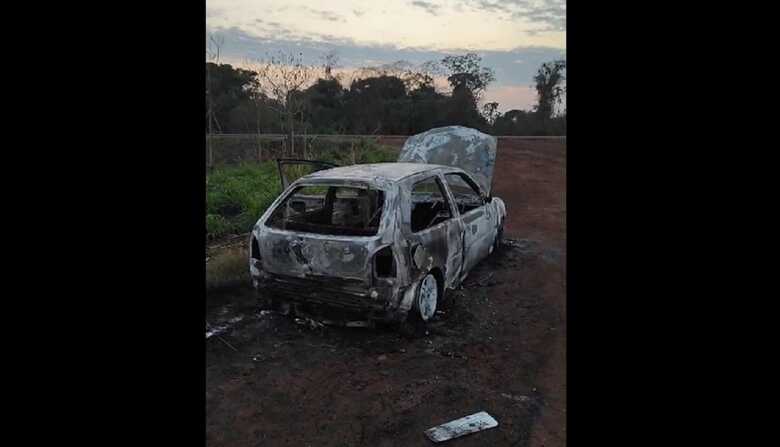 Carro foi incendiado em uma rua nas margens da BR-163